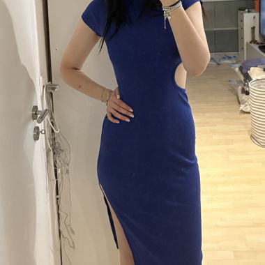 Blaues Cut-Out Midikleid