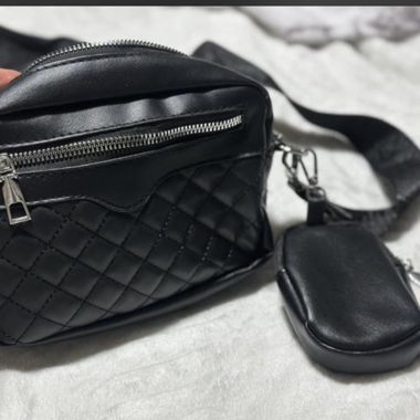 Schwarze Kunstleder-Tasche mit Minipouch