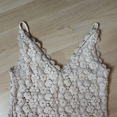 Cremefarbenes Croptop mit Blumenmuster