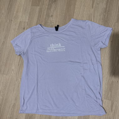 T-shirt lilla con stampa