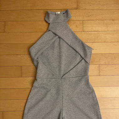 Grauer Neckholder-Playsuit – Grösse S