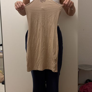 Beiges Trägerkleid mit Schmetterling