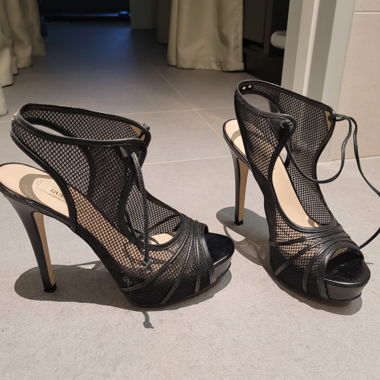 Sandali neri con tacco alto in mesh
