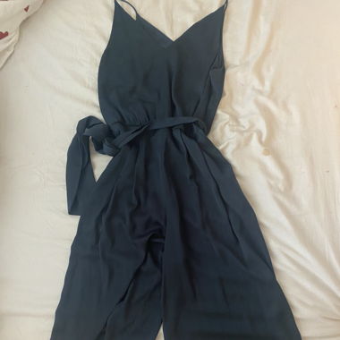 Dunkelblauer Jumpsuit