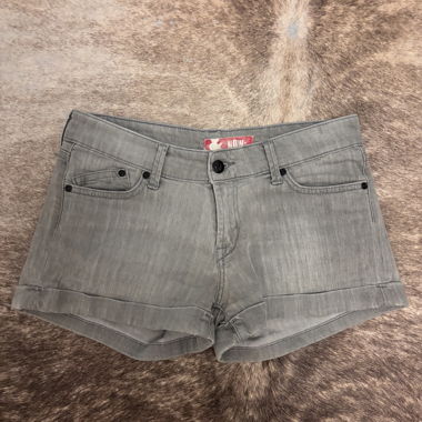 Graue Jeansshorts