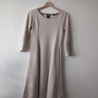 Abito beige a maniche lunghe