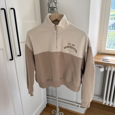 Beiger Quarter-Zip Sweater