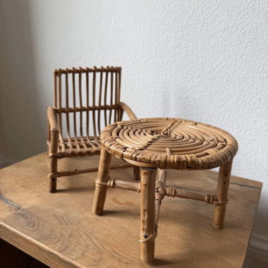 Petit fauteuil et petite table en rotin
