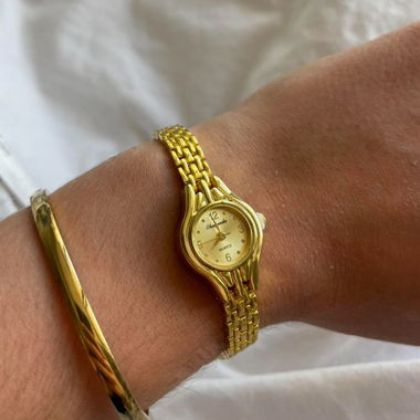 dainty gold lady‘s watch