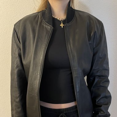 Schwarze Lederjacke