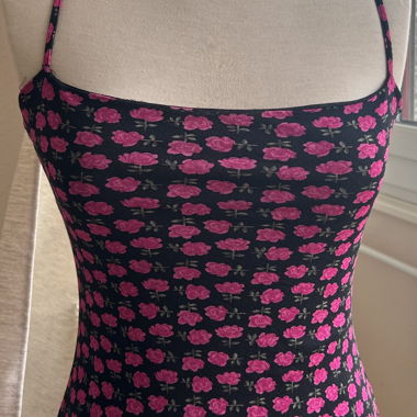     Robe d’été noire à petites fleurs roses