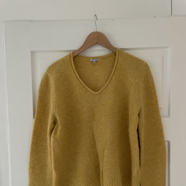 gelber Pullover
