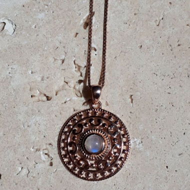 Neuf, collier en pierre de lune arc‑en‑ciel plaqué or rose.