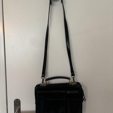 Sac à main en cuir noir