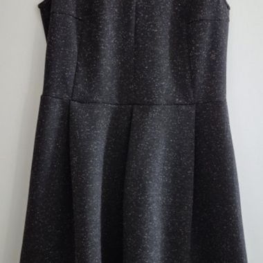 Robe noire à encolure en V