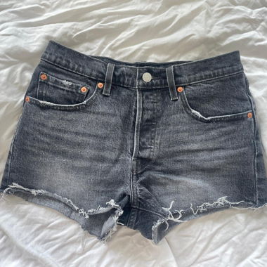 schwarze Levi's Mikro Jeans Shorts