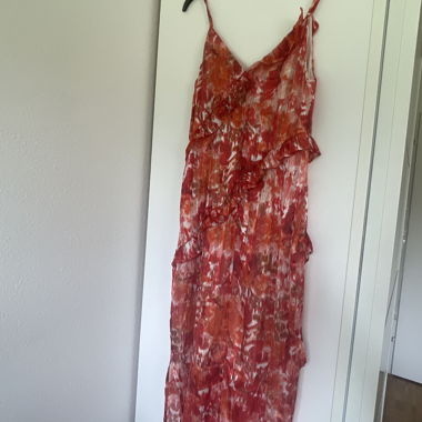 Robe Maxi MIOH en Rouge-Orange avec Volants – Taille M