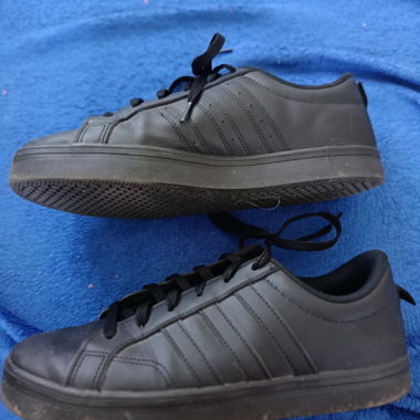 Schwarze Sneaker