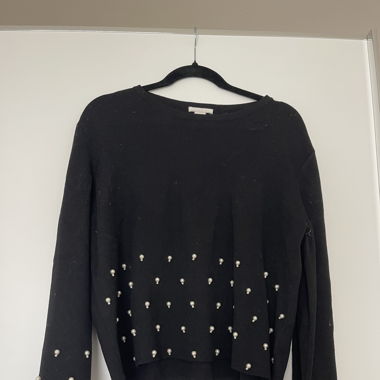 Schwarzer Pullover mit Perlen