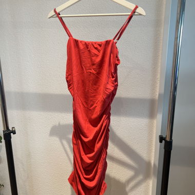 Abito rosso con spalline sottili
