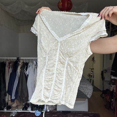 Haut froncé en dentelle transparente