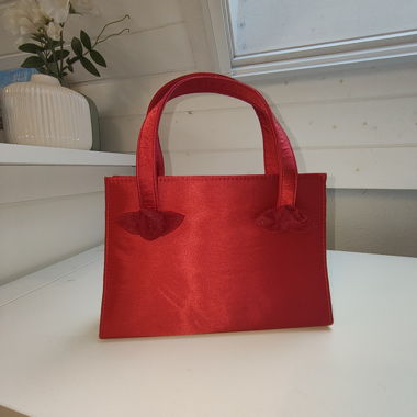 Pochette en satin rouge