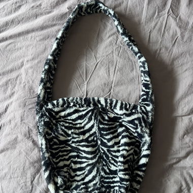 Borsa a tracolla morbida con motivo zebre