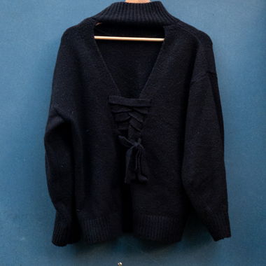 Schwarzer Strickpullover mit Schnürung vorne und Cut-out