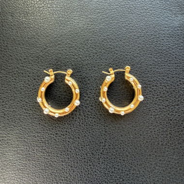 Créoles plaquées or 18 carats avec perles