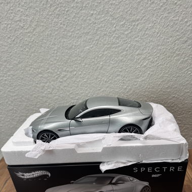 1:18 Aston Martin DB10 