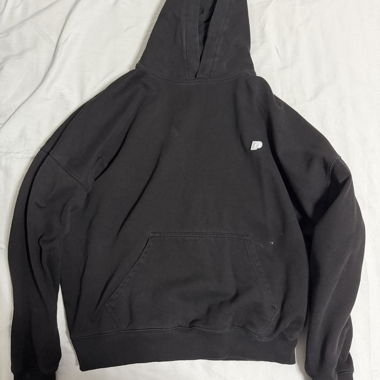 Schwarzer Hoodie mit P-Logo