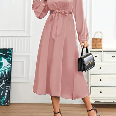Rosa Langarmkleid mit Bindegurt