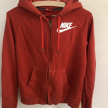 Giacca da allenamento Nike alla moda. La condizione è ottima.