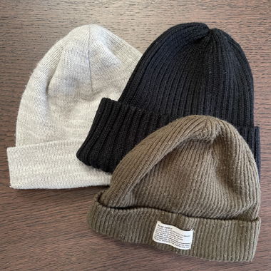 Lot de trois bonnets