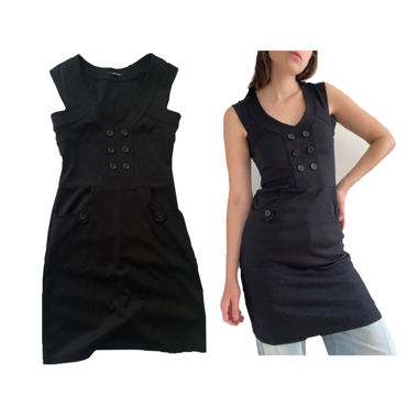 Robe noire sans manches à boutons