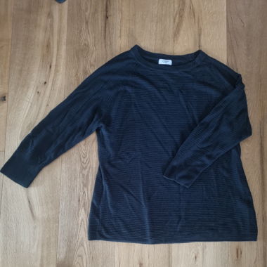 Schwarzer Pullover