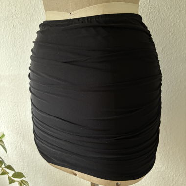 Eleganter Schwarzer Minirock mit Raffung