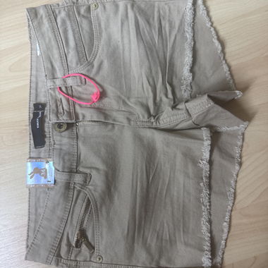 Pantaloncini cargo color taupe sfilacciati