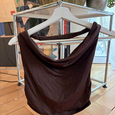 Haut brun à encolure à nouer (neckholder) avec dos découpé