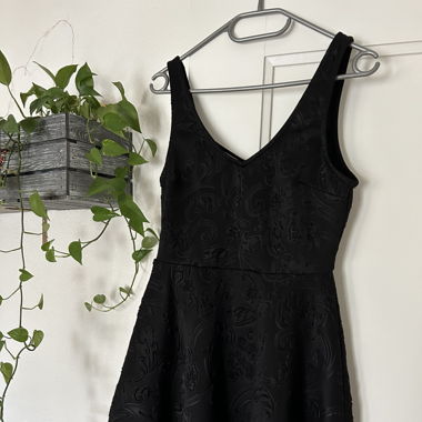 Schwarzes Kleid