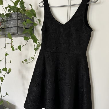 Schwarzes Kleid