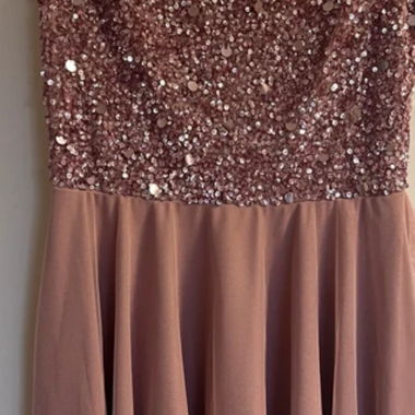 Robe à sequins rosée