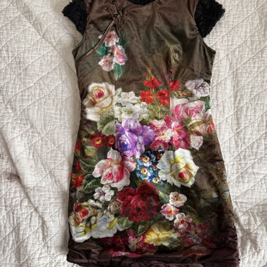 Robe courte en satin à fleurs avec col en fausse fourrure