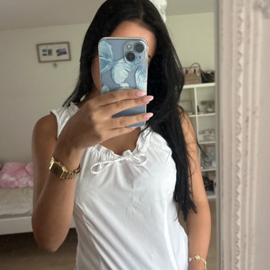 blouse blanche mignonne avec volants