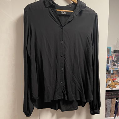 Blusa nera a maniche lunghe