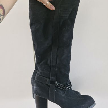 Bottes noires à talon et détail de chaîne