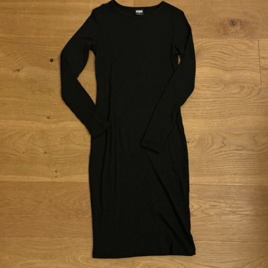 Black long-sleeve dress
