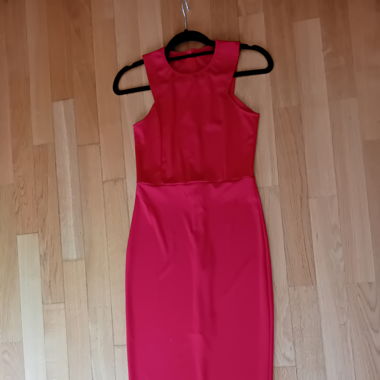 Vestito aderente rosso fragola