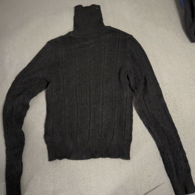 Maglione nero a collo alto