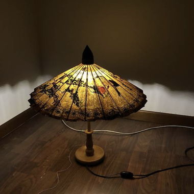 Lampada con ombrello antico